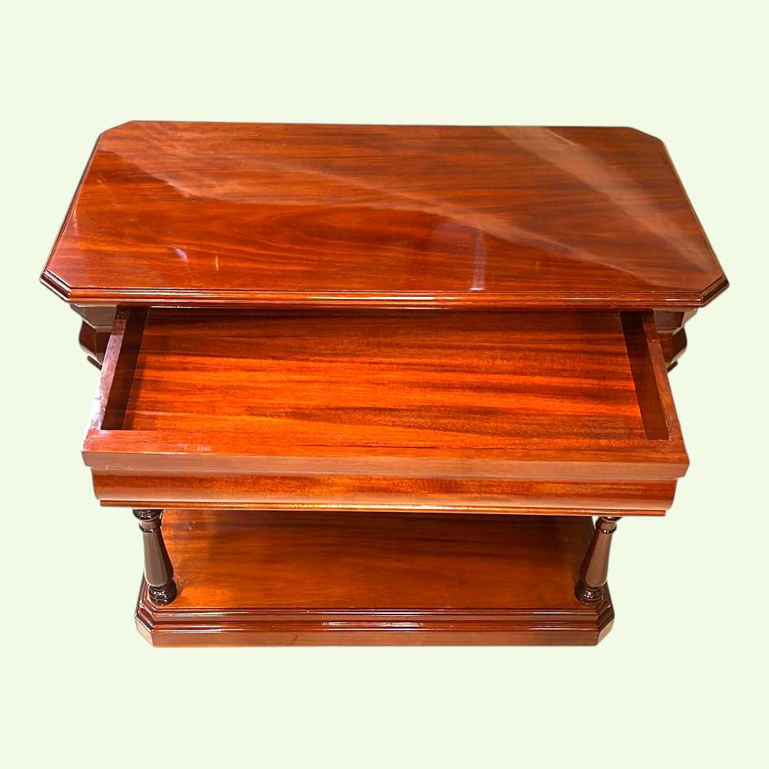 Mesa TV de caoba clásica con cajón secreto abierto, mostrando su funcionalidad oculta. Perfecta para almacenamiento discreto en el hogar.