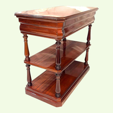 Mesa TV de caoba clásica con acabado brillante y estantes intermedios. Ideal para decoración elegante en salas de estar o estudios.