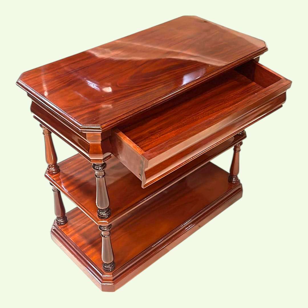 Mesa TV con cajón secreto parcialmente abierto y diseño clásico en caoba. Mueble decorativo funcional para espacios refinados.