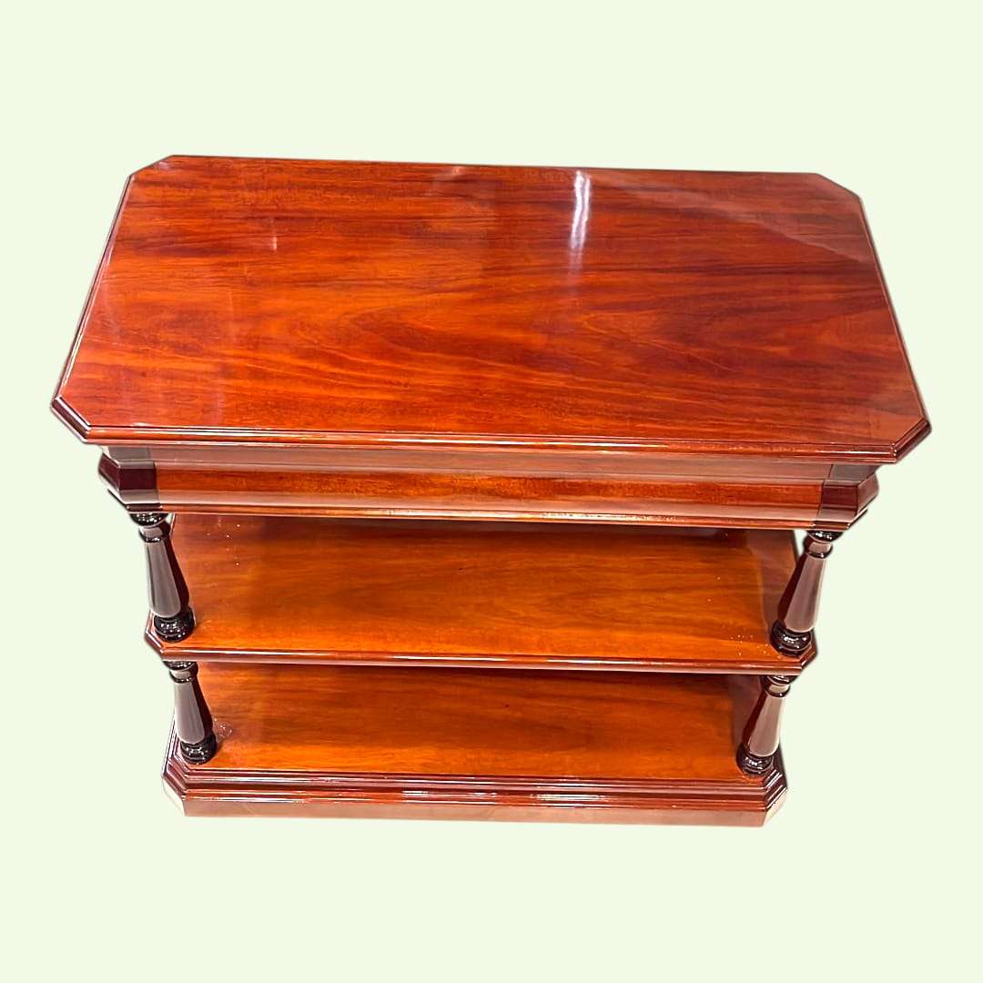 Vista superior de la mesa TV de caoba clásica con superficie pulida y estantes inferiores. Diseño sofisticado para decoración de interiores.