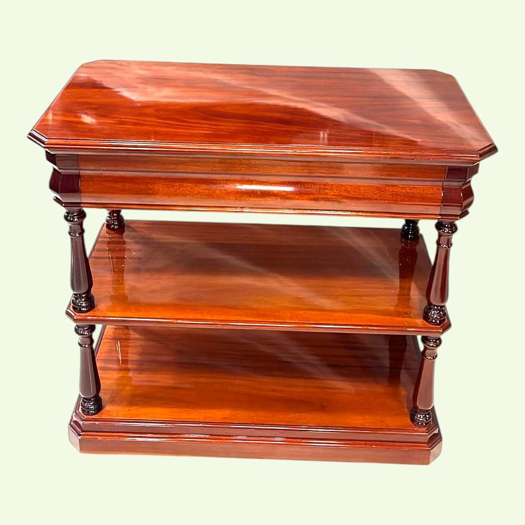 Mesa TV de caoba clásica con dos estantes y detalles torneados. Mueble decorativo ideal para salones con estilo tradicional.