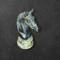 Figura de Caballo Premium de Resina 28,5 cm Decorativa con acabado negro brillante y base efecto mármol, ideal para decoración de interiores.