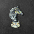 Figura de Caballo Premium de Resina 28,5 cm Decorativa con acabado negro y detalles dorados sobre base efecto mármol, ideal para decoración elegante.