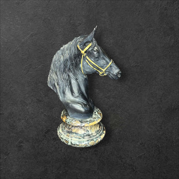 Figura de Caballo Premium de Resina 28,5 cm Decorativa con acabado negro y detalles dorados sobre base efecto mármol, ideal para decoración elegante.