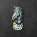Figura de Caballo Premium de Resina 28,5 cm Decorativa con acabado negro brillante y base efecto mármol, ideal para decoración de hogar o despacho.