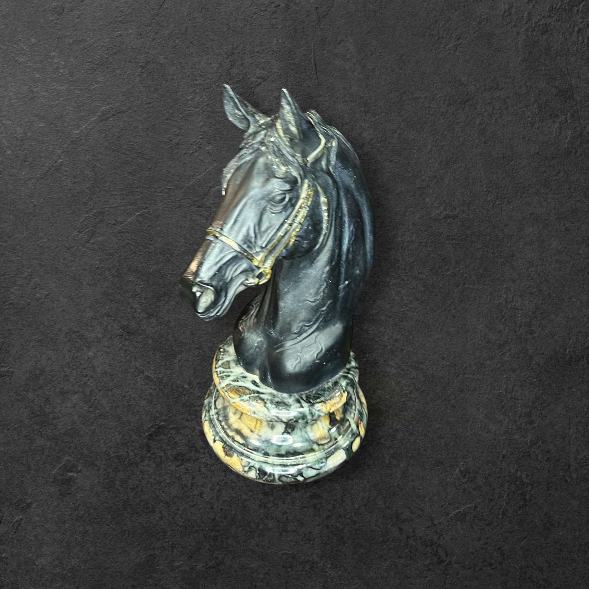 Figura de Caballo Premium de Resina 28,5 cm Decorativa con acabado negro brillante y base efecto mármol, ideal para decoración de hogar o despacho.