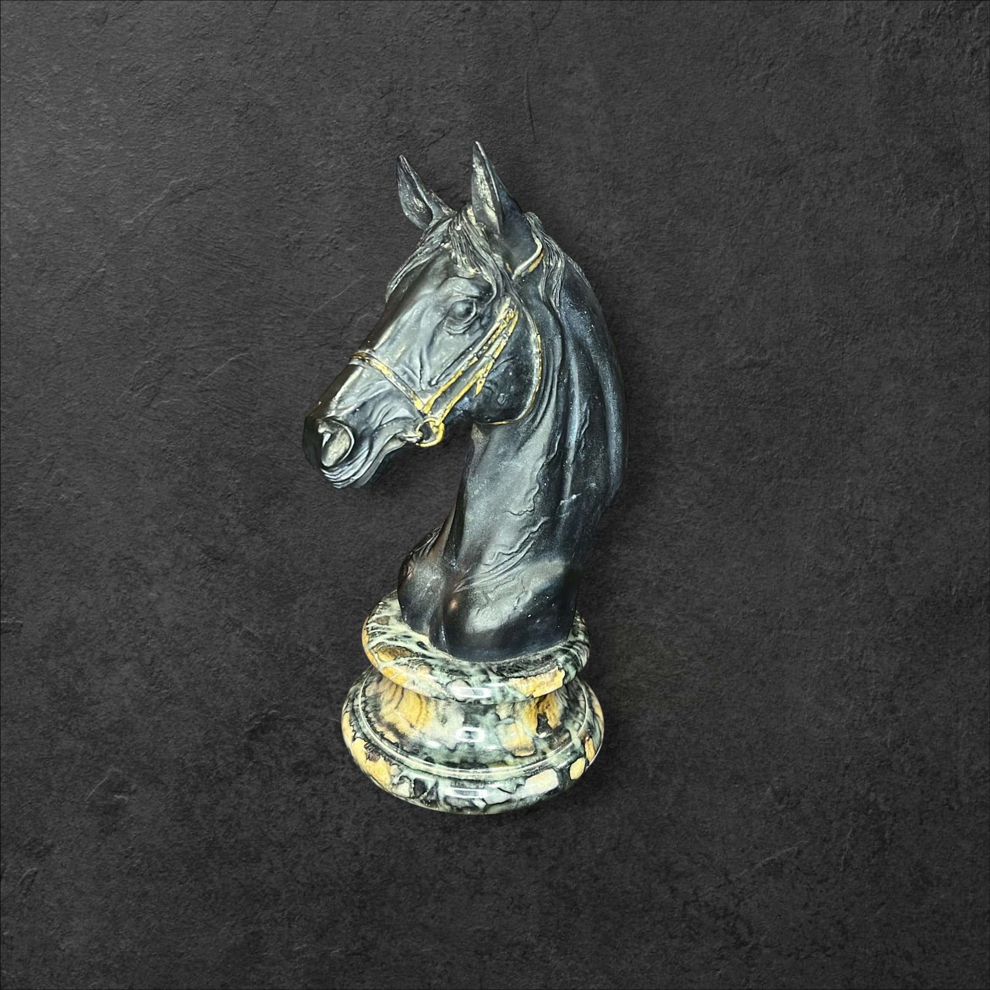 Figura de Caballo Premium de Resina 28,5 cm Decorativa con acabado negro y base efecto mármol, ideal para decoración de interiores elegantes.