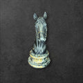 Figura de Caballo Premium de Resina 28,5 cm Decorativa con acabado negro brillante y base efecto mármol, ideal para decoración de interiores elegantes.