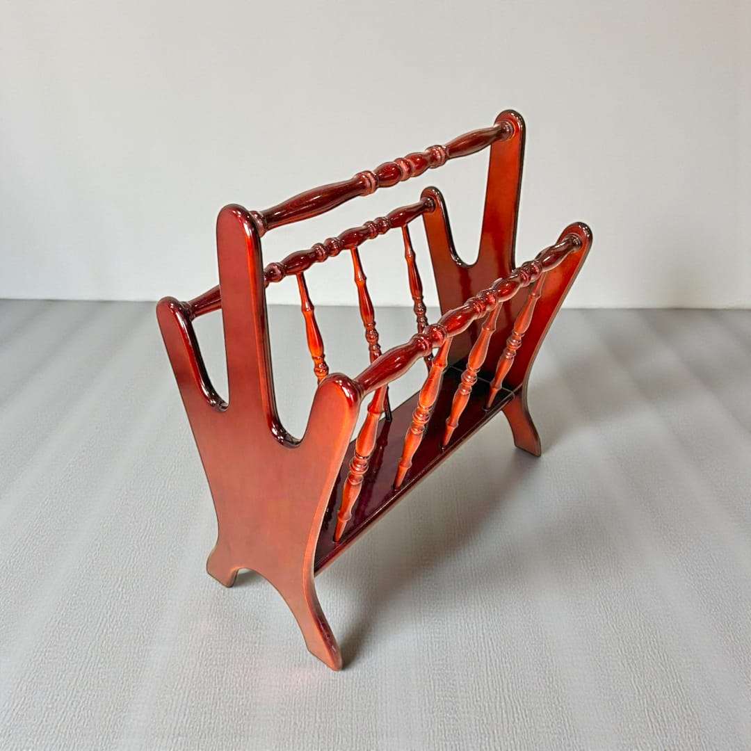 Revistero de caoba clásico con mango elegante - Calidad, con estructura torneada y acabado brillante. Ideal para decoración vintage en el hogar.