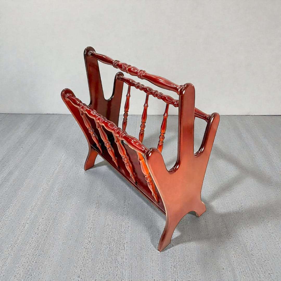 Revistero de caoba clásico con mango elegante y acabado brillante, ideal para decoración vintage en salas de estar. Diseño torneado de alta calidad.