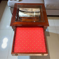 Mesa expositora de caoba con cristal biselado - Vintage, con cajón tapizado en rojo y detalles dorados, ideal para decoración elegante en el hogar