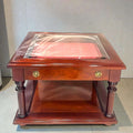 Mesa expositora de caoba con cristal biselado - Vintage con cajón tapizado en rojo y detalles dorados. Ideal para decoración clásica en el hogar.