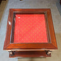 Mesa expositora de caoba con cristal biselado - Vintage, con tapa de vidrio y cajón tapizado en rojo con detalles dorados. Ideal para decoración clásica en el hogar.