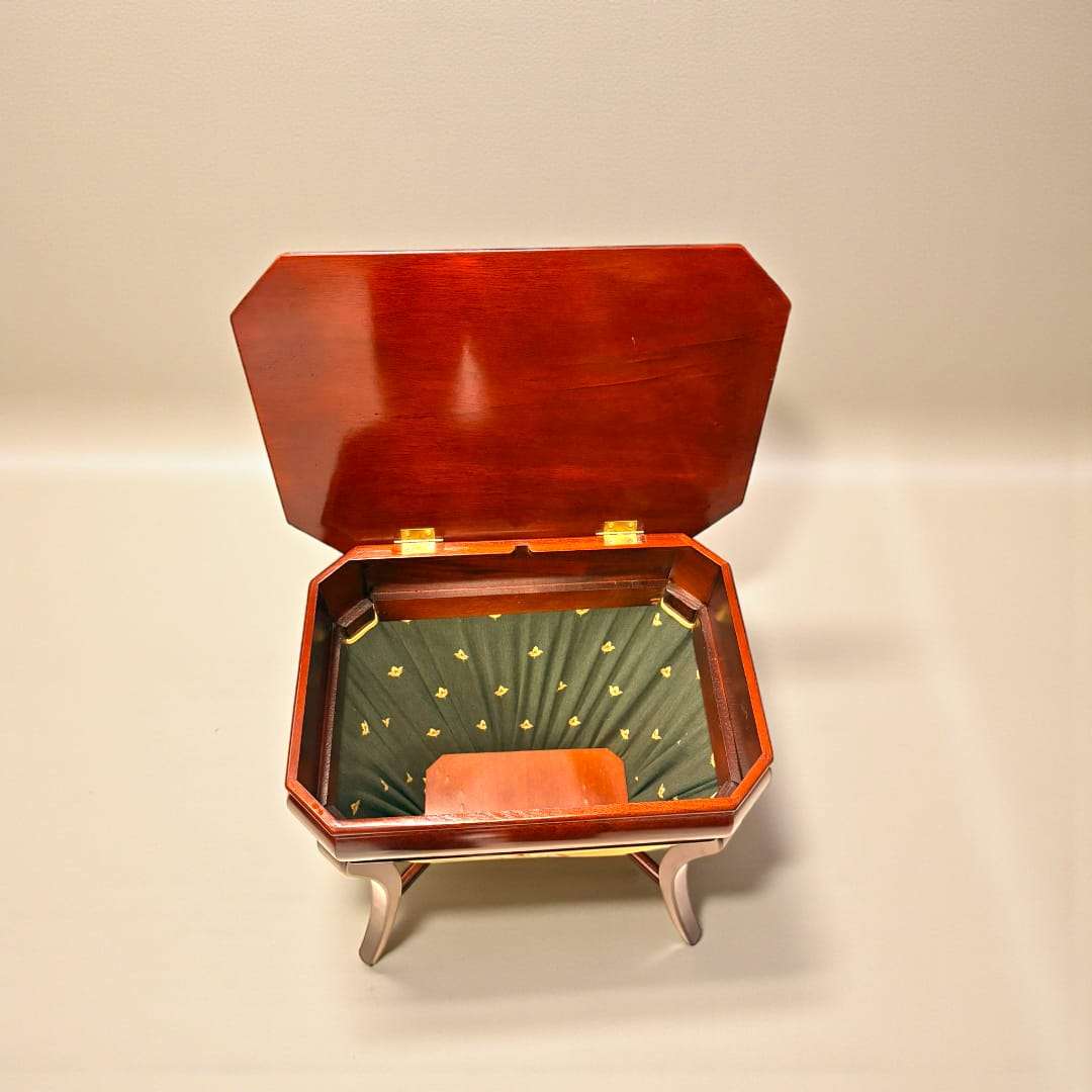 Costurero de caoba clásico con compartimentos abierto, mostrando interior forrado con diseño elegante. Ideal para decoración y organización en el hogar.