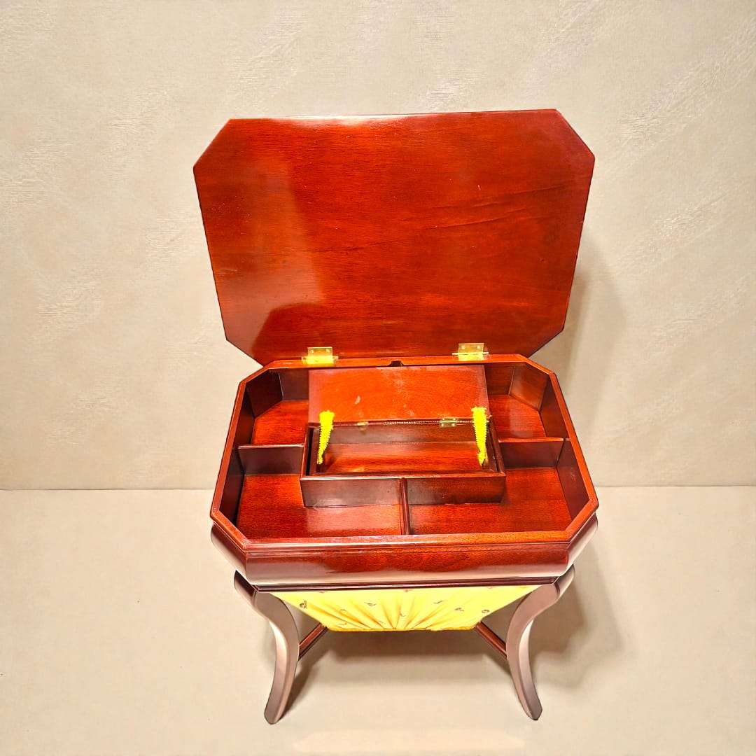 Costurero de caoba clásico con compartimentos abiertos, ideal para organizar utensilios de costura con estilo vintage. Decoración elegante para el hogar.