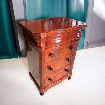 Mesita de noche de caoba con cajón secreto