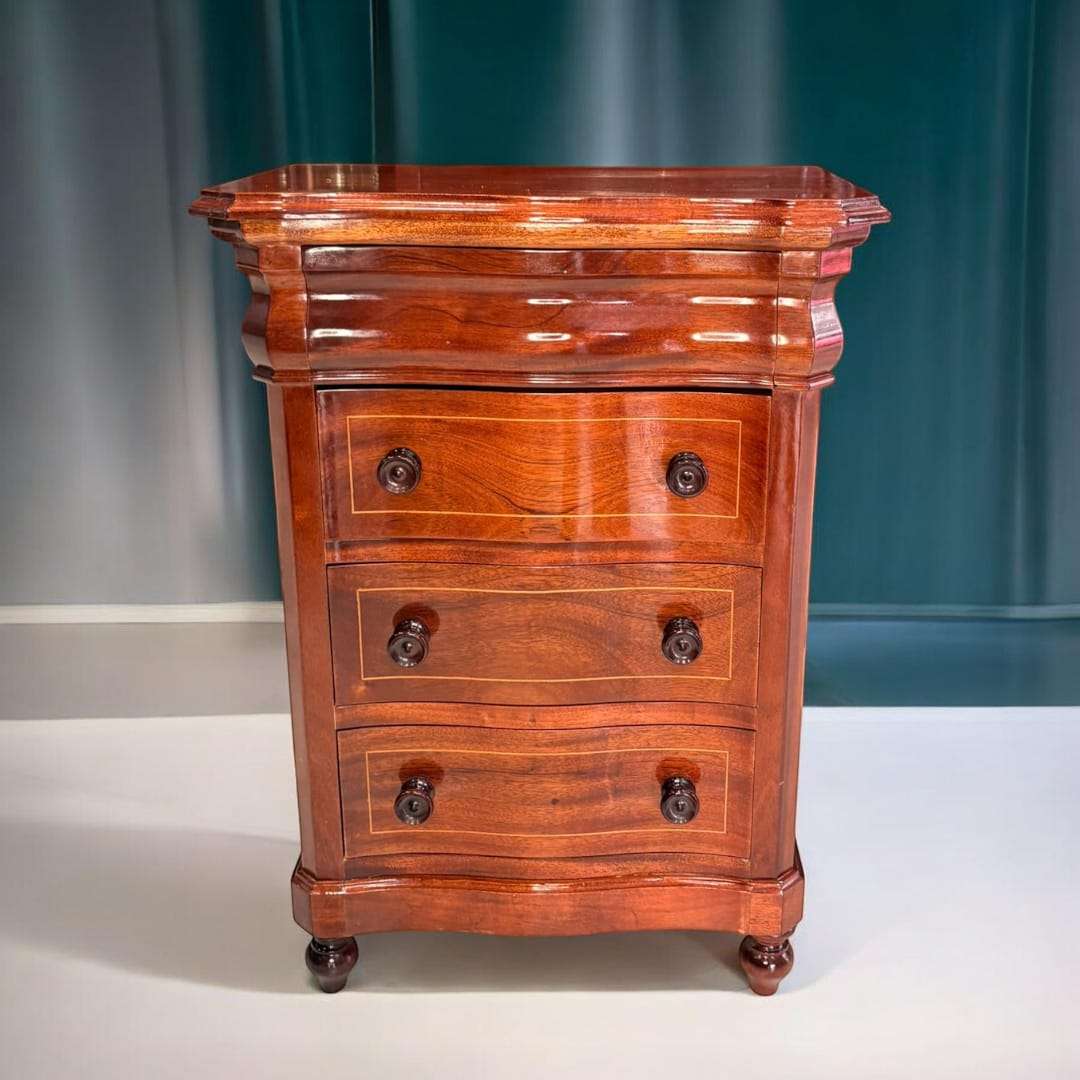 Mesita de noche de caoba con cajón secreto