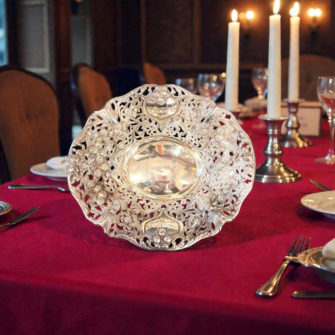 Panera de Metal Plateado Clásica 30 cm en mesa con velas