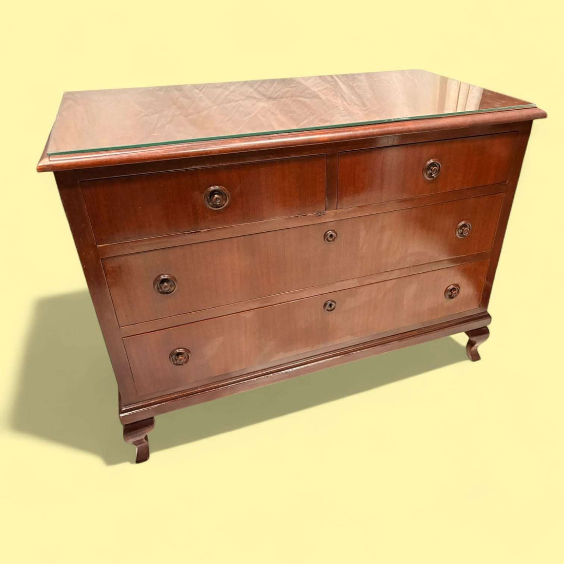 Cómoda baja clásica de cuatro cajones con cristal