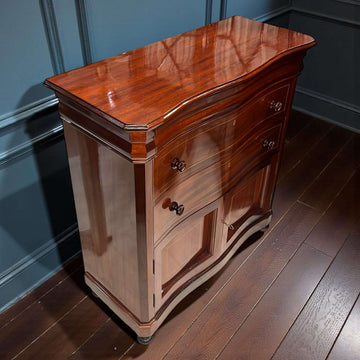 Cómoda de caoba clásica con cajón secreto