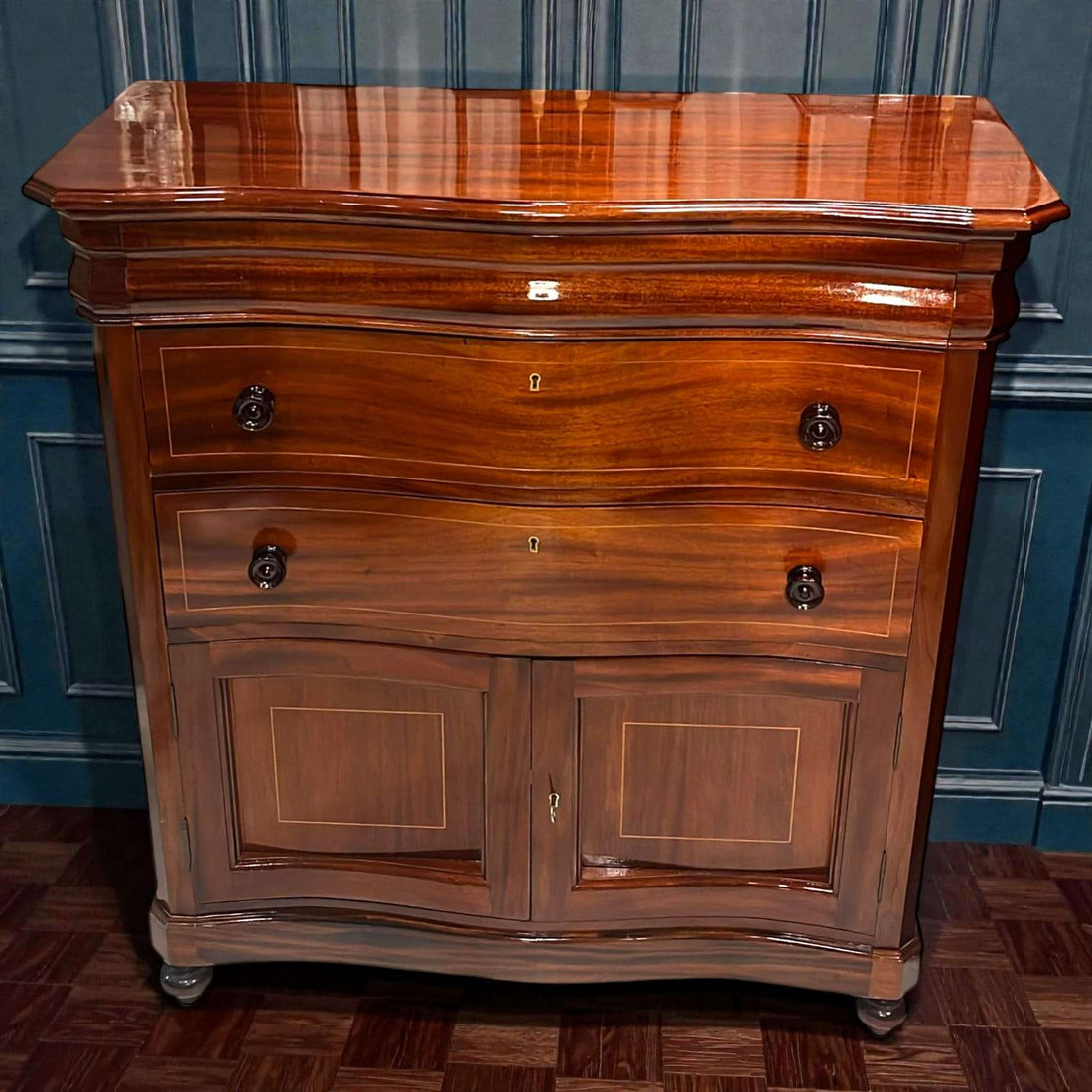 Cómoda de caoba clásica con cajón secreto