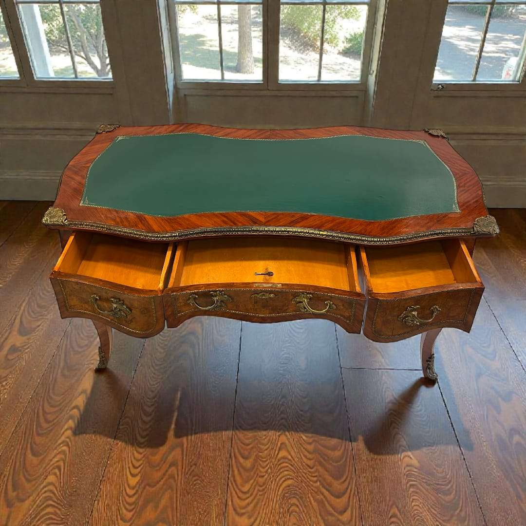 Mesa escritorio clásica madera asiática con cajones