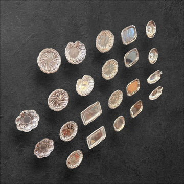 Lote de platitos y ceniceros de metal plateado estilo clásico