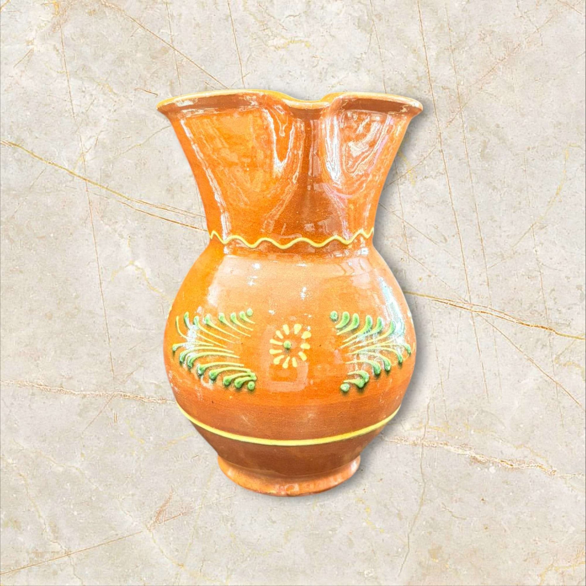 Jarra decorativa artesanal con flores