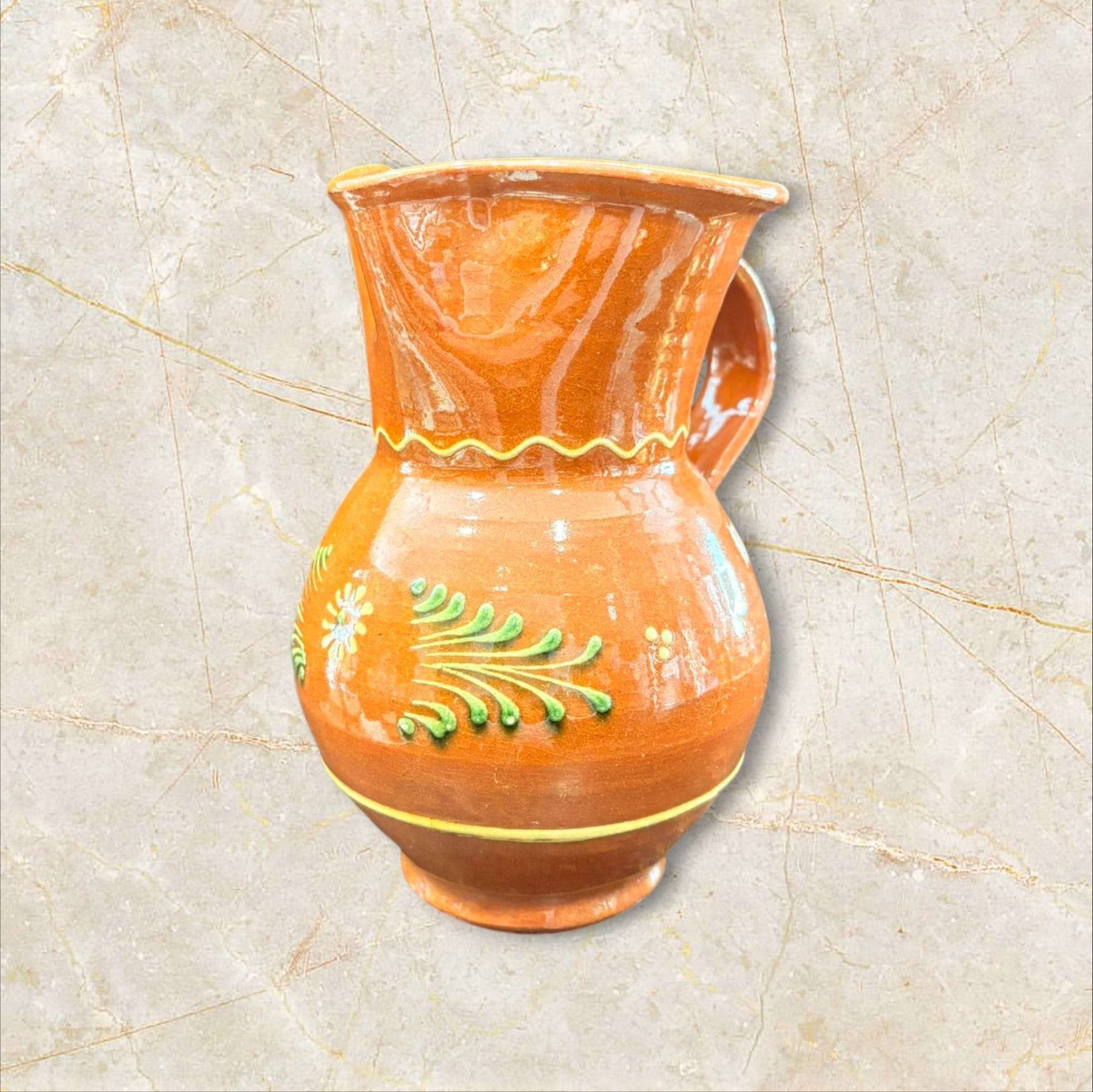 Jarra cerámica con relieve floral