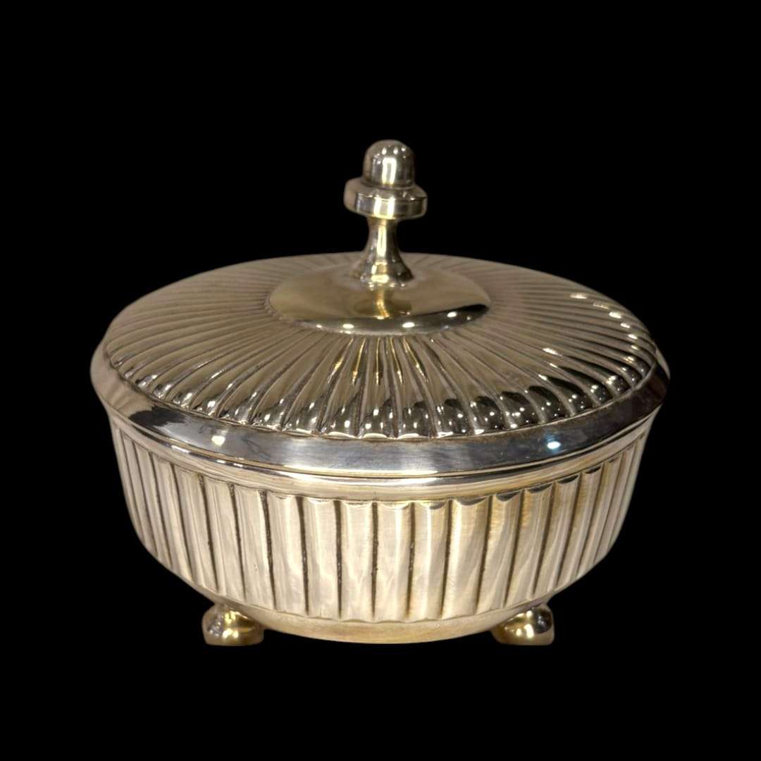 Joyero de metal plateado con tapa acanalada clásica