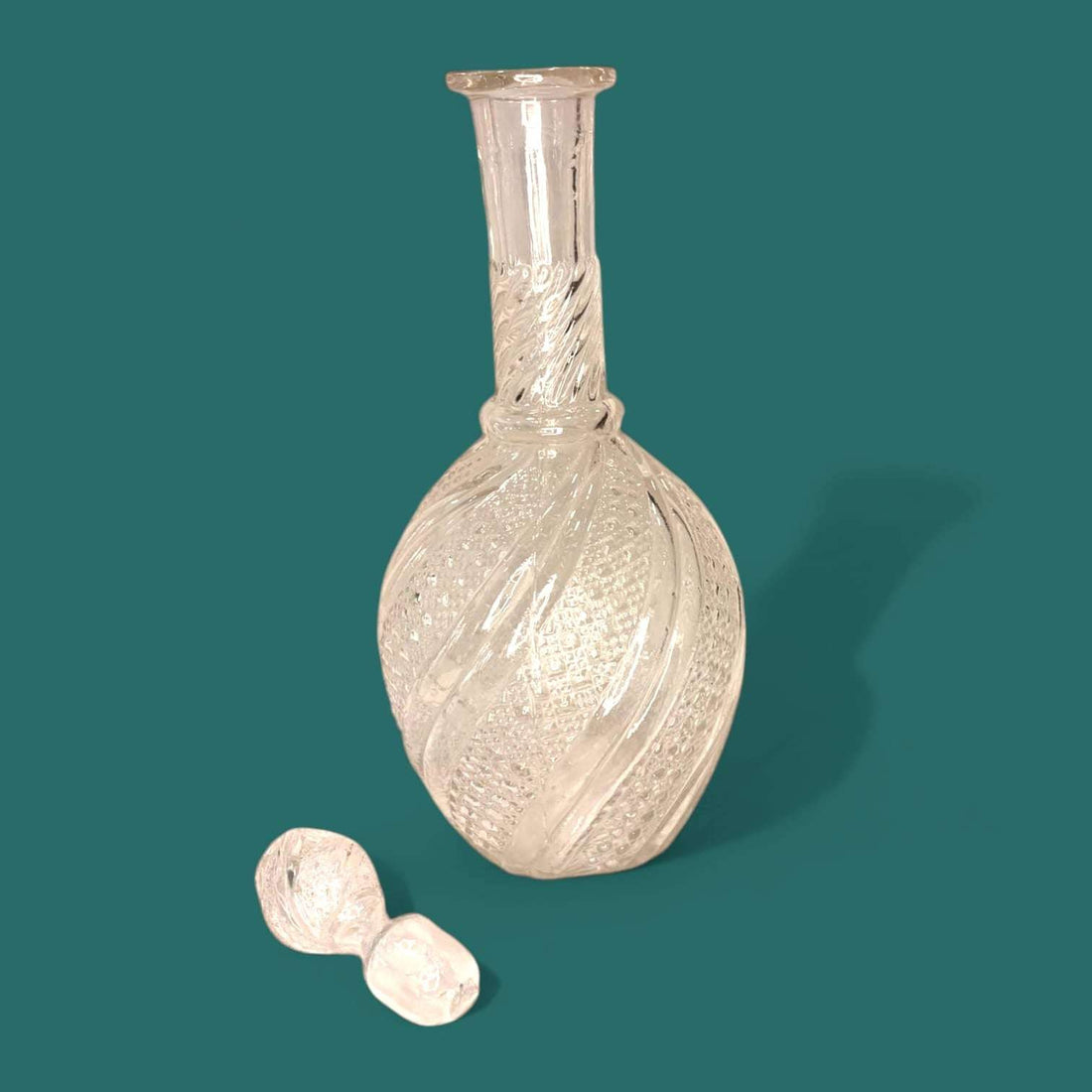 Licorera de cristal tallado con tapón decorativo