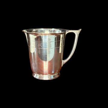 Jarra de metal plateado elegante con asa clásica