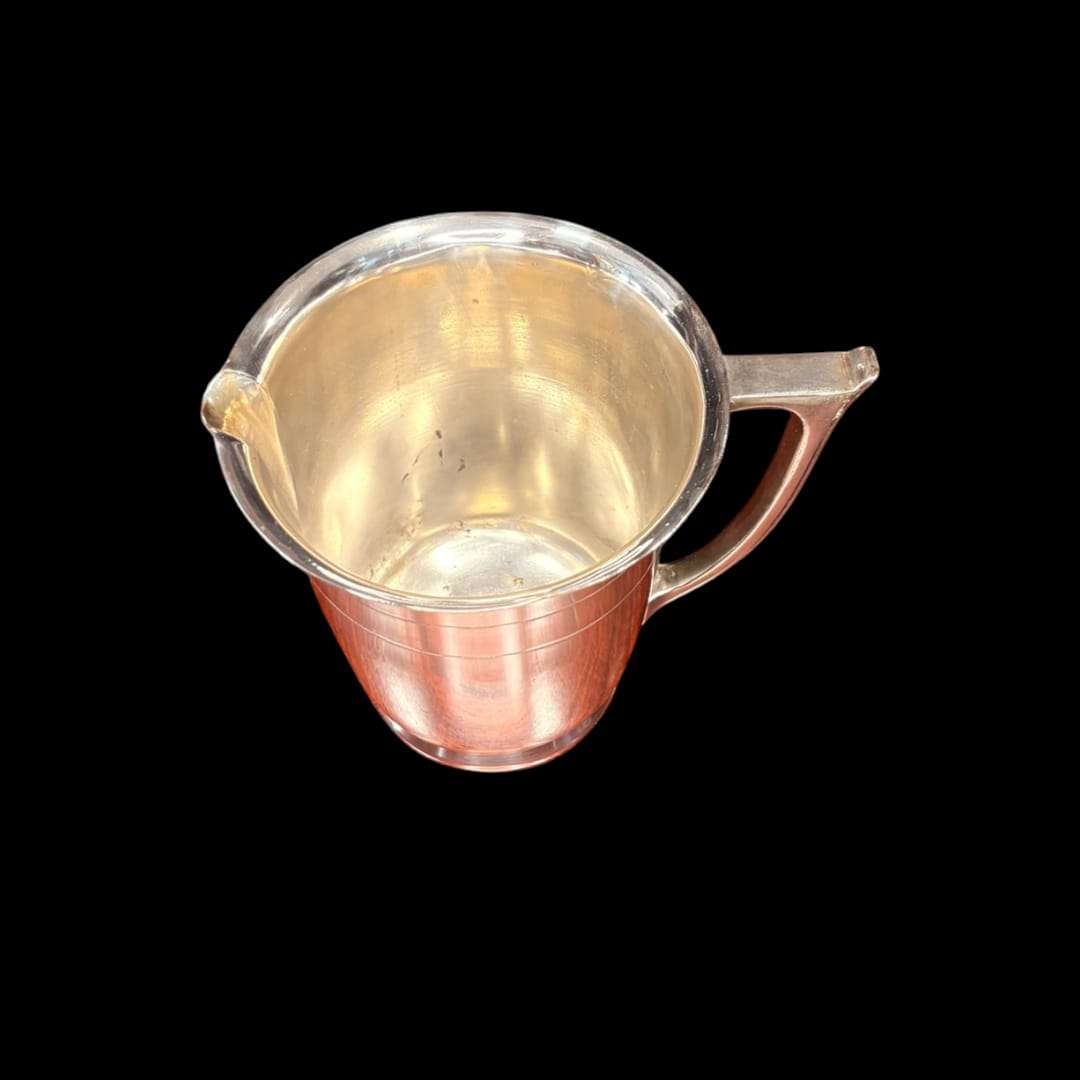 Jarra de metal plateado elegante con asa clásica