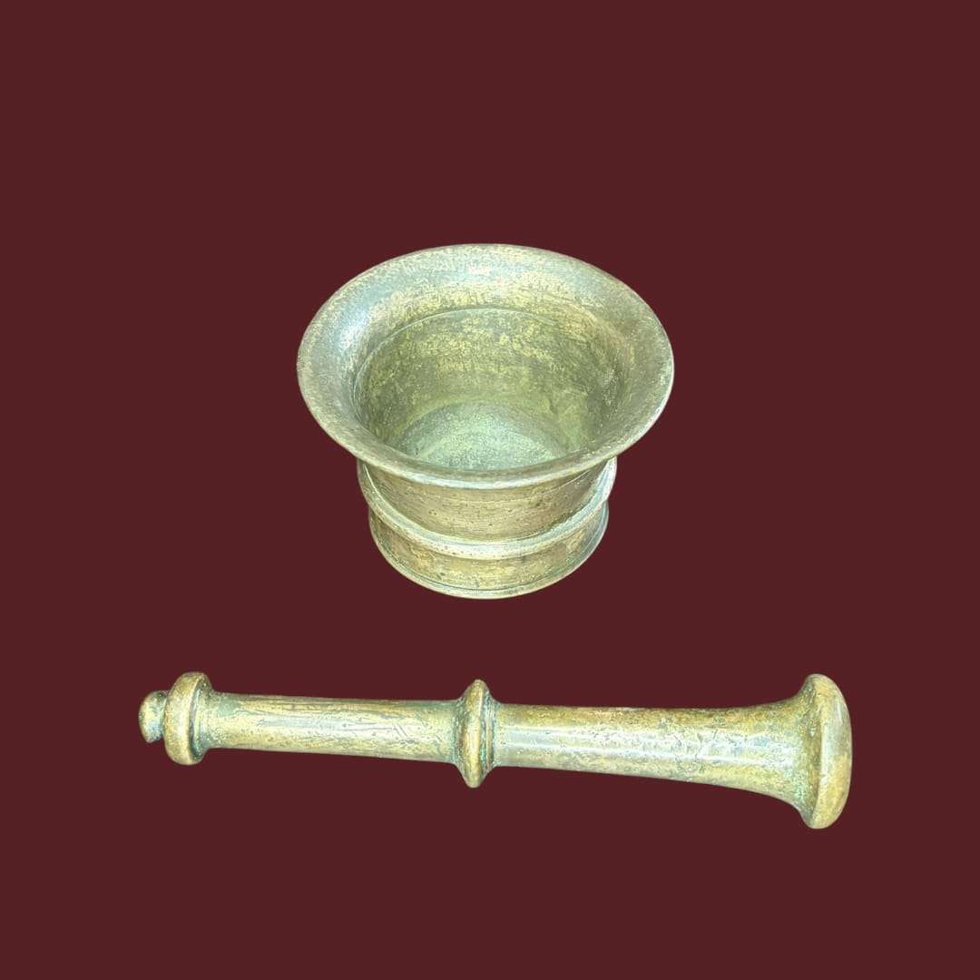 Mortero de bronce macizo con maja tradicional