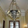 Lámpara votiva de metal plateado colgante ornamental decorativa para techo y espacios elegantes