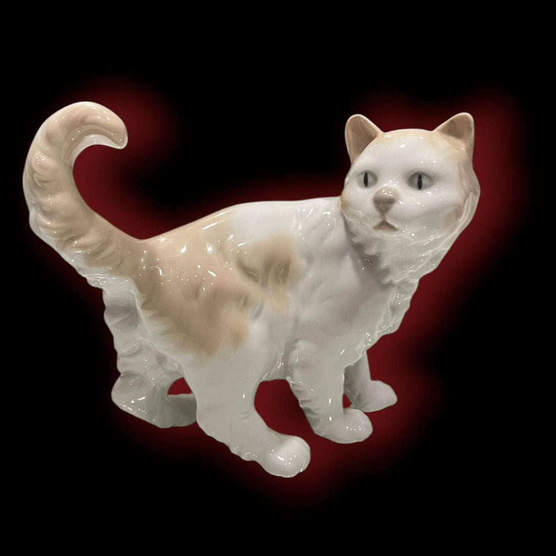 Gato Nao Lladró vista lateral con cola curvada