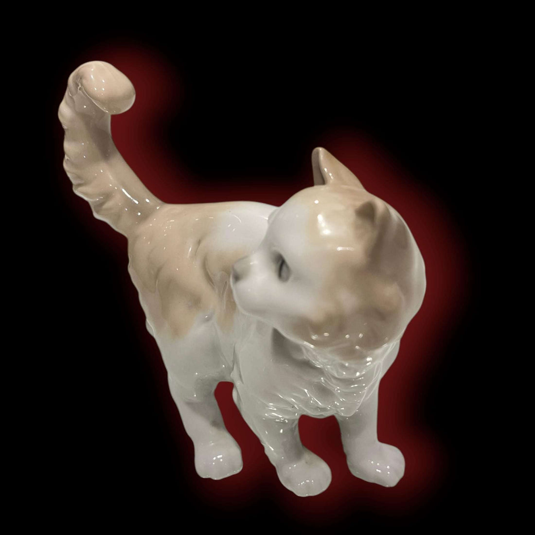 Gato Nao Lladró vista lateral con cola curvada