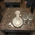 Licorera de cristal con tapa y diseño decorativo para eventos y celebraciones