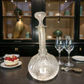 Licorera de cristal con tapa en ambiente sofisticado para decoración de hogar