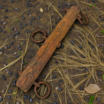 Balancín de madera rústico con anillos de forja para decoración de jardín