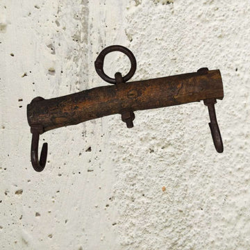 Balancín de madera con anillos de forja 34 cm - Cositas Antiguas – La Guadaña, Anticuarios Online en Jerez , vender antigüedades, muebles antiguos