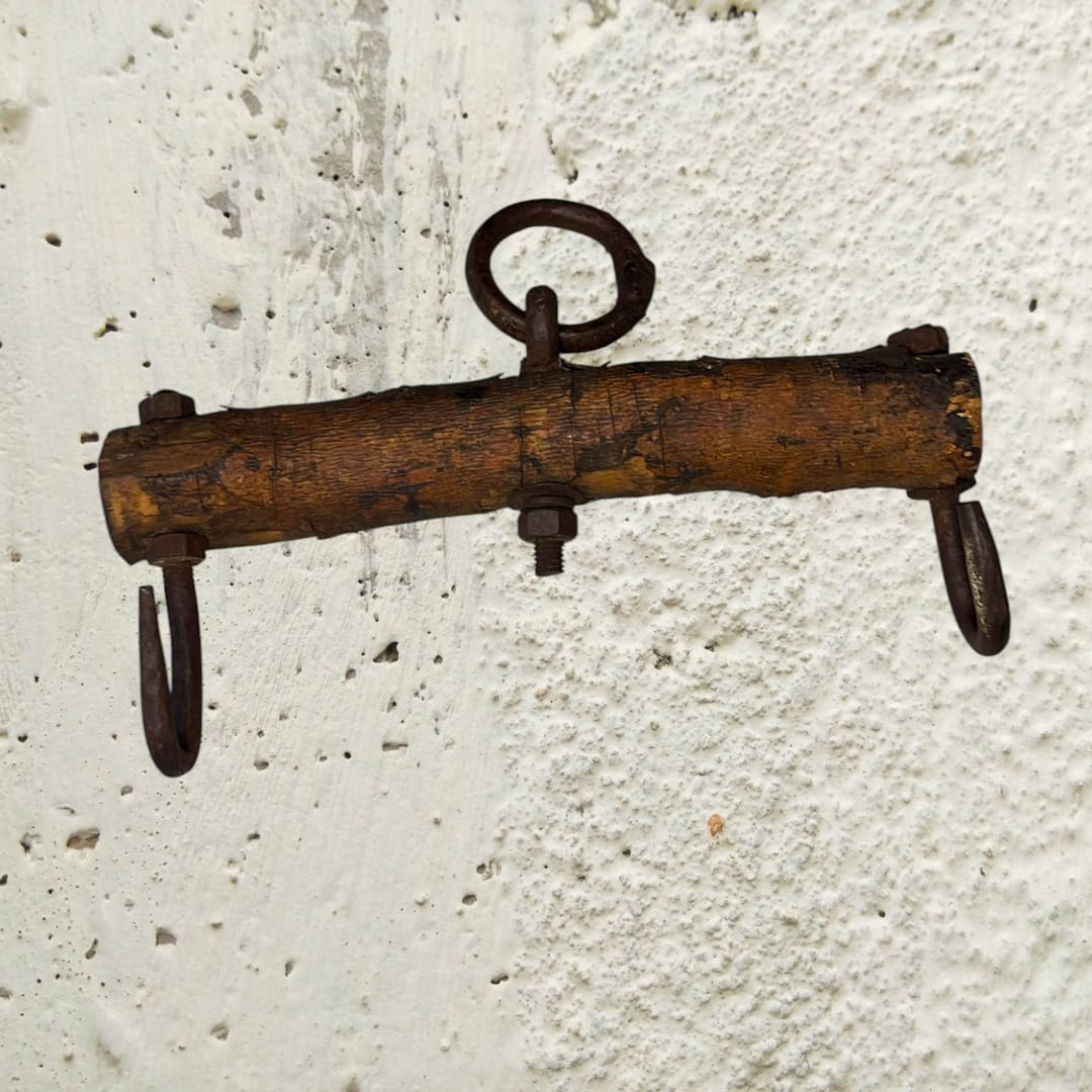 Balancín de madera con anillos de forja 34 cm