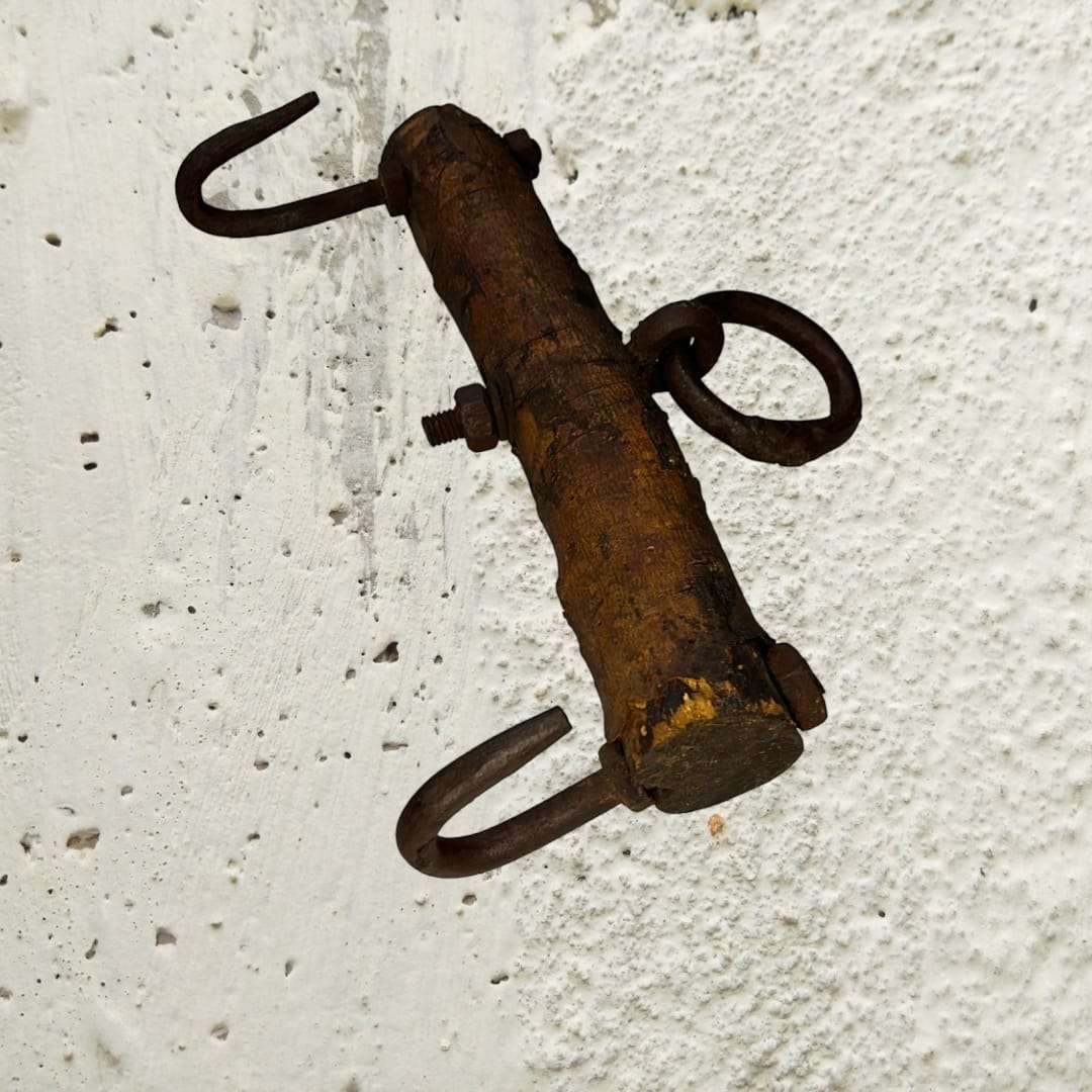 Balancín de madera con anillos de forja 34 cm - Cositas Antiguas – La Guadaña, Anticuarios Online en Jerez , vender antigüedades, muebles antiguos