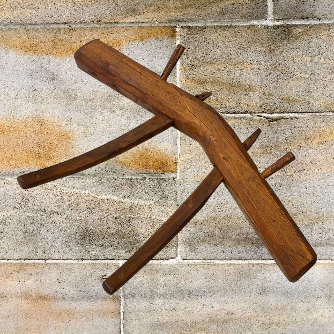 Yugo de madera maciza con diseño robusto para decoración rural