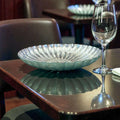 Panera de metal plateado 27 cm diseño acanalado en mesa decorativa