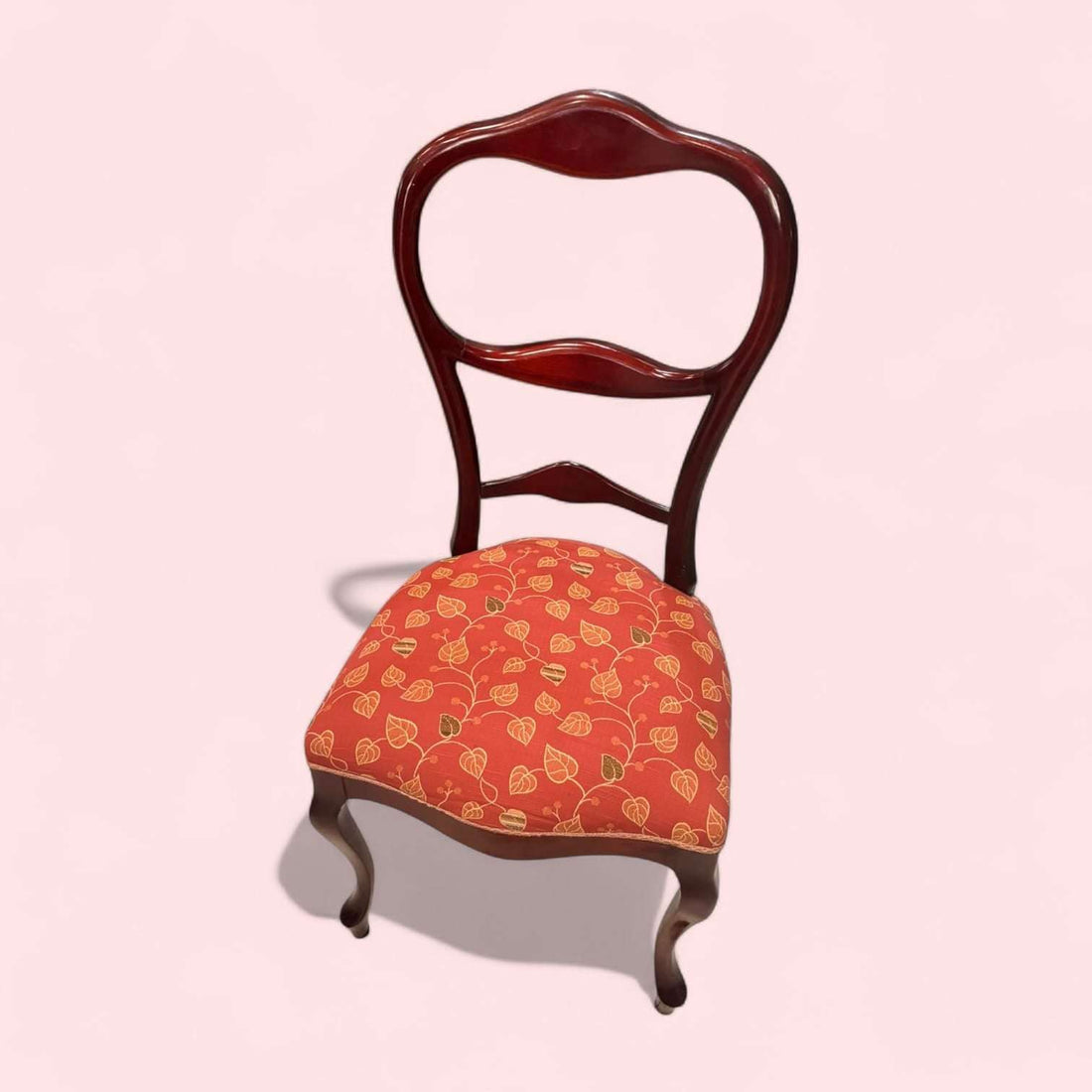 Pareja de Sillas Clásicas de Madera Tapizadas