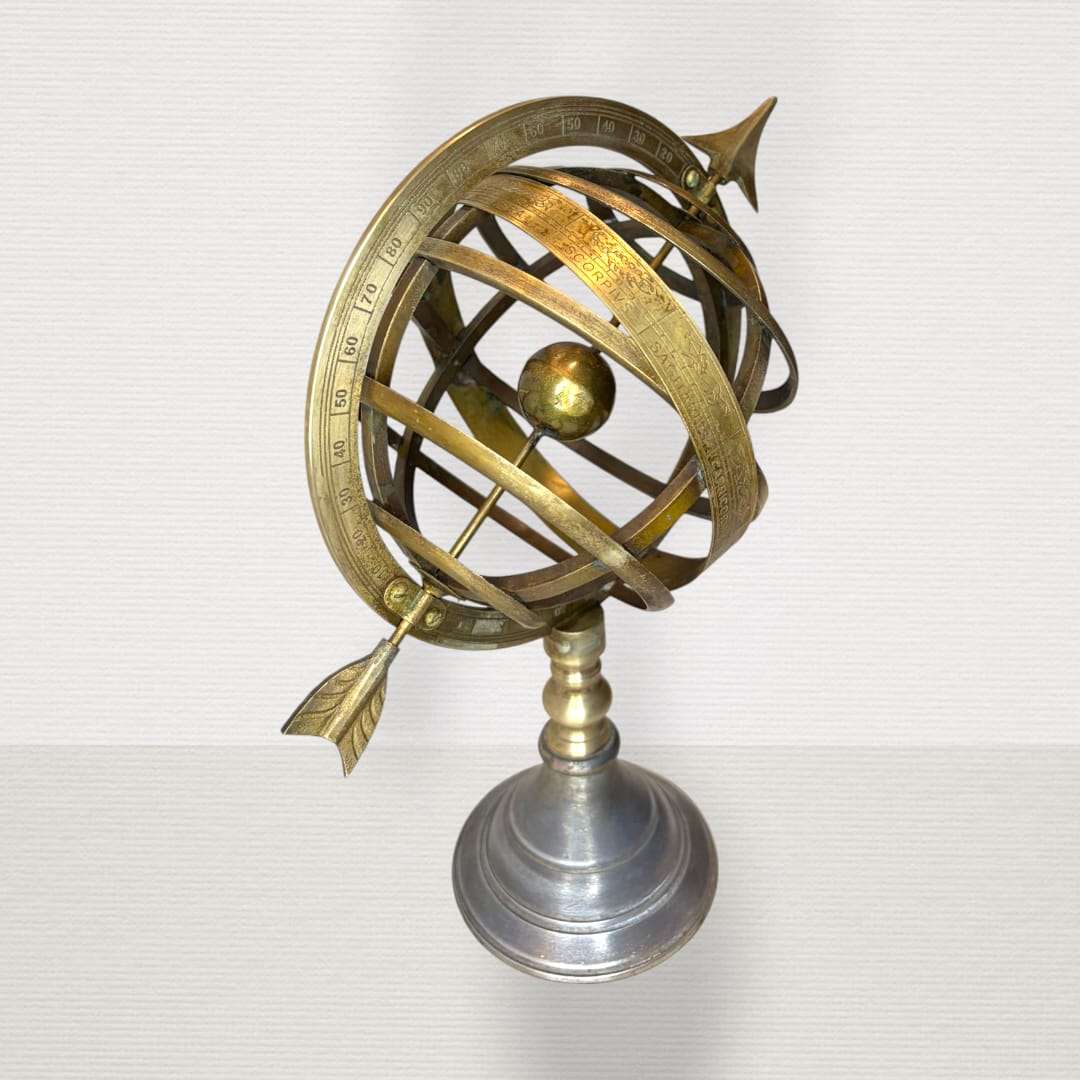 Astrolabio decorativo de metal dorado clásico