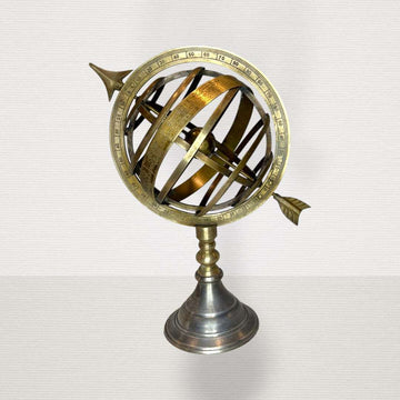 Astrolabio decorativo de metal dorado clásico