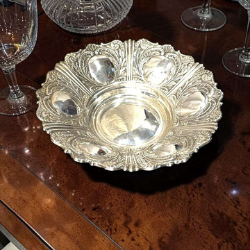 Panera clásica de metal plateado repujado