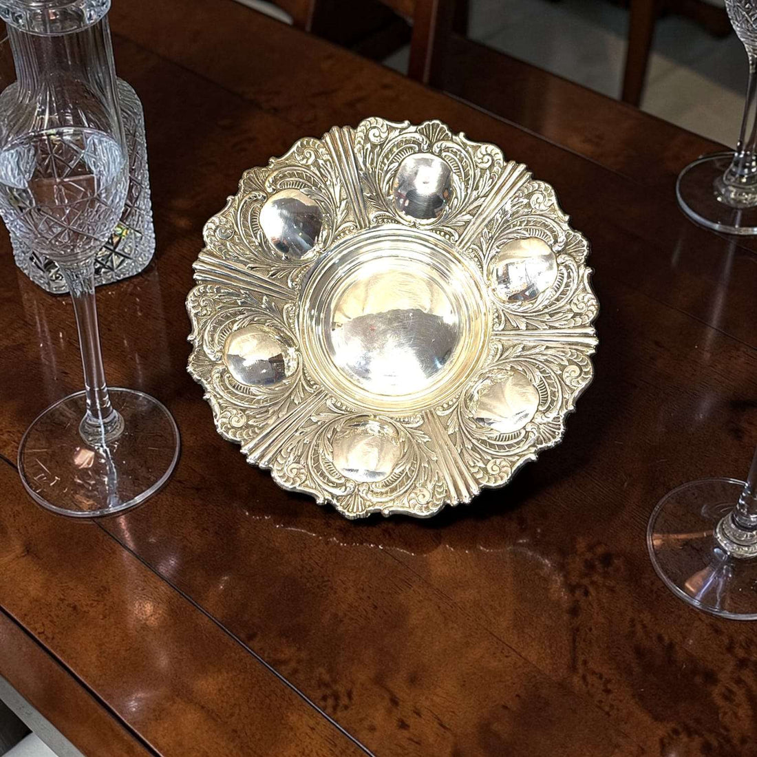 Panera clásica de metal plateado repujado